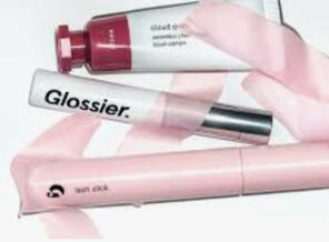 Glossier : de blog beauté à marque milliardaire en Amérique